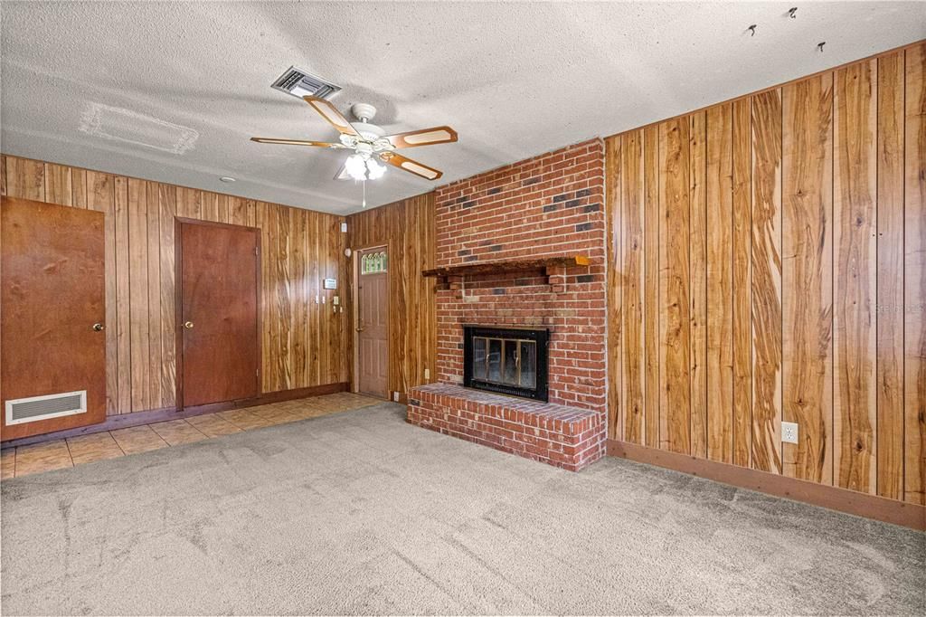 Под контрактом: $199,999 (4 спален, 2 ванн, 1456 Квадратных фут)