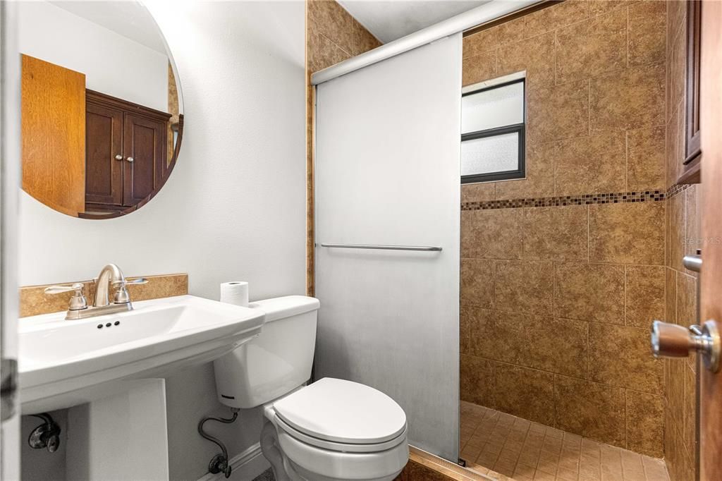 Под контрактом: $199,999 (4 спален, 2 ванн, 1456 Квадратных фут)