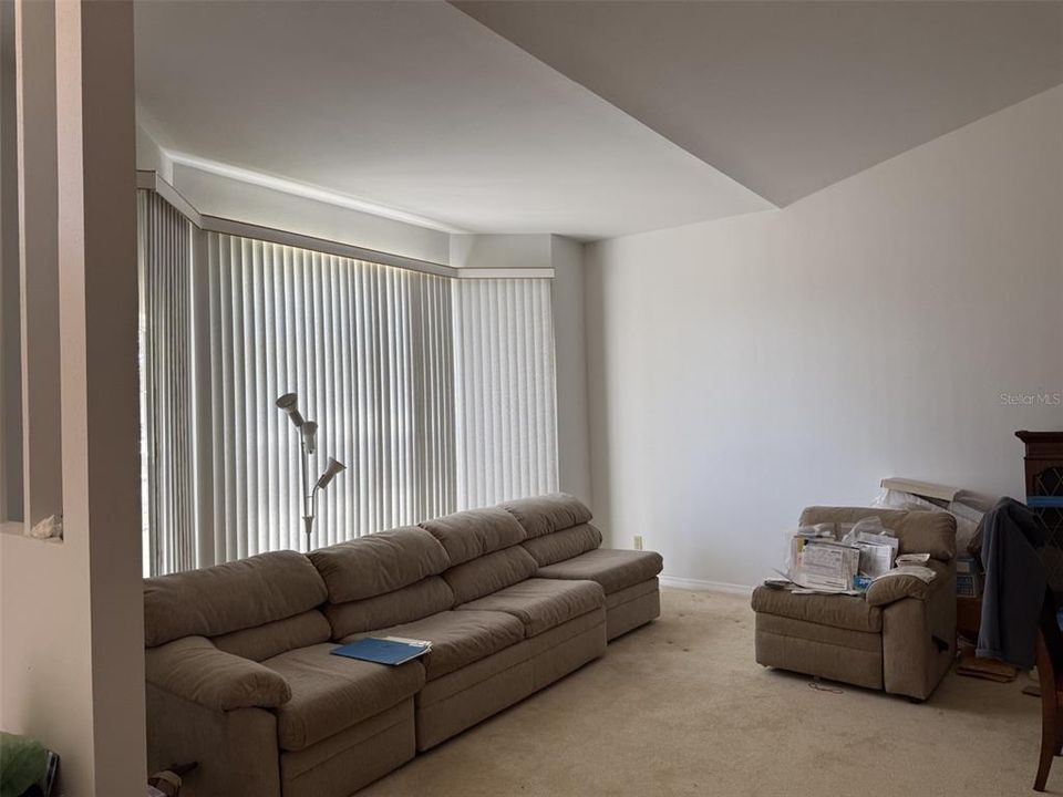 Activo con contrato: $410,000 (3 camas, 2 baños, 2190 Pies cuadrados)