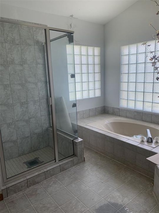 Activo con contrato: $410,000 (3 camas, 2 baños, 2190 Pies cuadrados)
