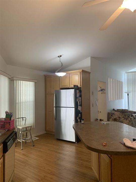 Activo con contrato: $410,000 (3 camas, 2 baños, 2190 Pies cuadrados)