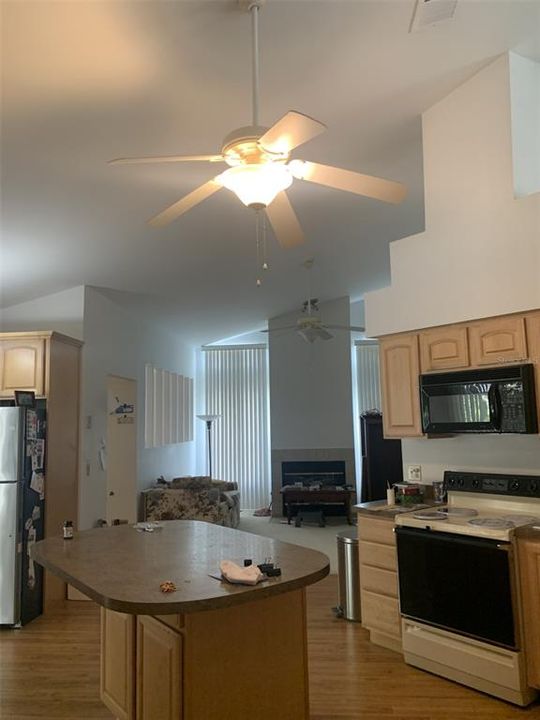 Activo con contrato: $410,000 (3 camas, 2 baños, 2190 Pies cuadrados)