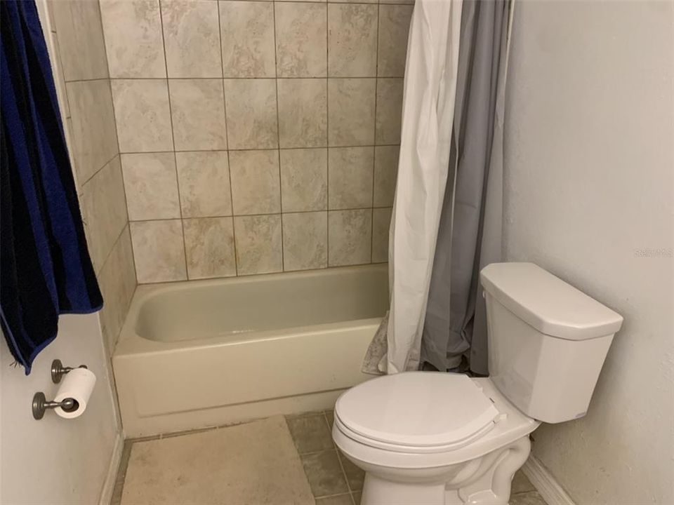 Activo con contrato: $410,000 (3 camas, 2 baños, 2190 Pies cuadrados)