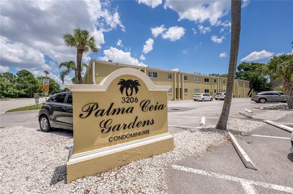 For Sale: $199,000 (1 beds, 1 baths, 702 Square Feet)