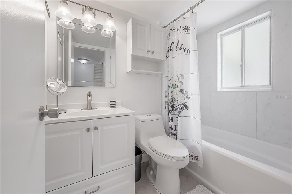 For Sale: $199,000 (1 beds, 1 baths, 702 Square Feet)