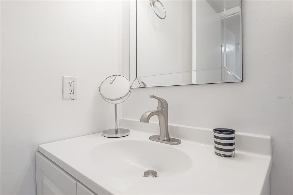 For Sale: $199,000 (1 beds, 1 baths, 702 Square Feet)