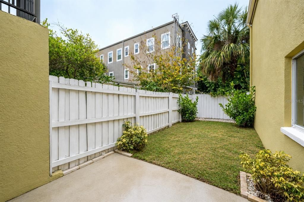 For Sale: $199,000 (1 beds, 1 baths, 702 Square Feet)