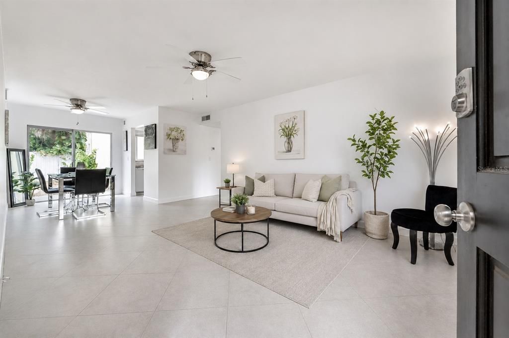 For Sale: $199,000 (1 beds, 1 baths, 702 Square Feet)