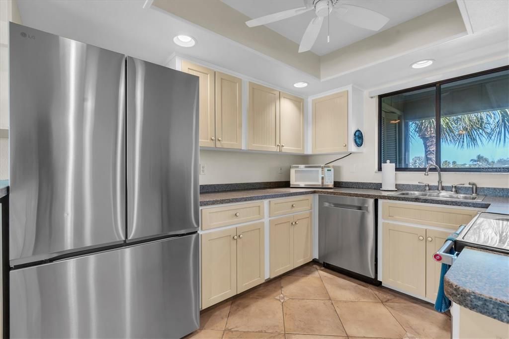 For Sale: $550,000 (2 beds, 2 baths, 1377 Square Feet)