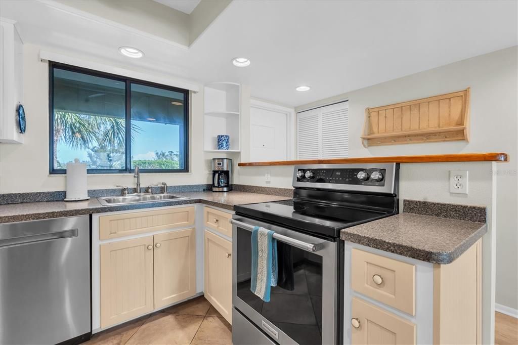 For Sale: $550,000 (2 beds, 2 baths, 1377 Square Feet)