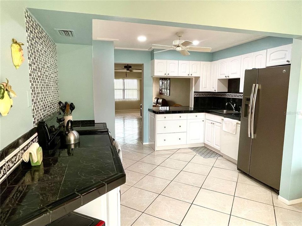 For Sale: $129,900 (2 beds, 2 baths, 1050 Square Feet)