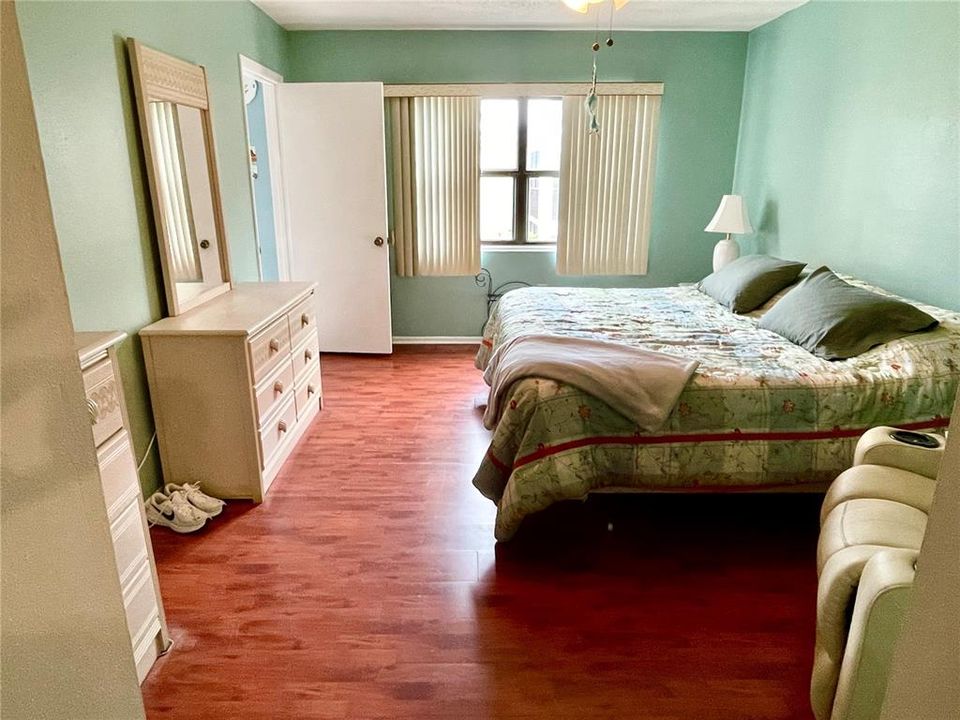 For Sale: $129,900 (2 beds, 2 baths, 1050 Square Feet)