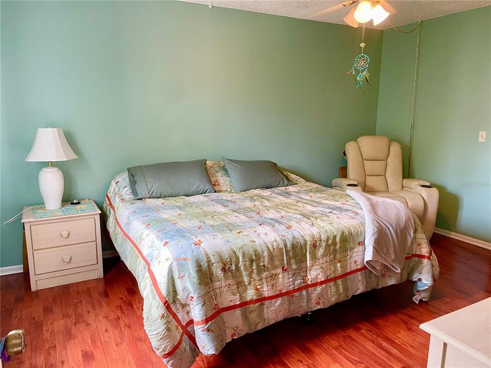 For Sale: $129,900 (2 beds, 2 baths, 1050 Square Feet)