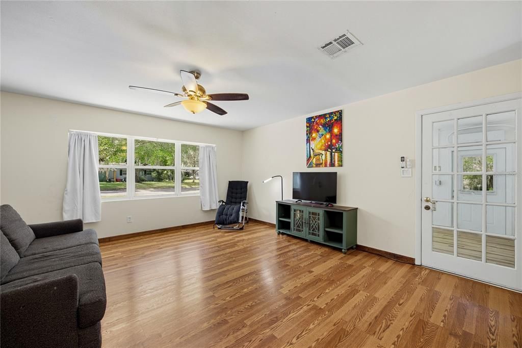 Active With Contract: $275,000 (3 beds, 2 baths, 1434 Square Feet)