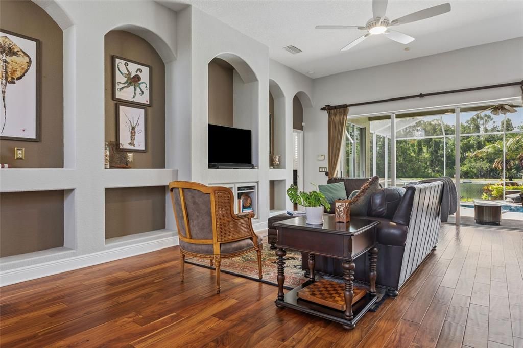 Под контрактом: $640,000 (4 спален, 2 ванн, 1914 Квадратных фут)