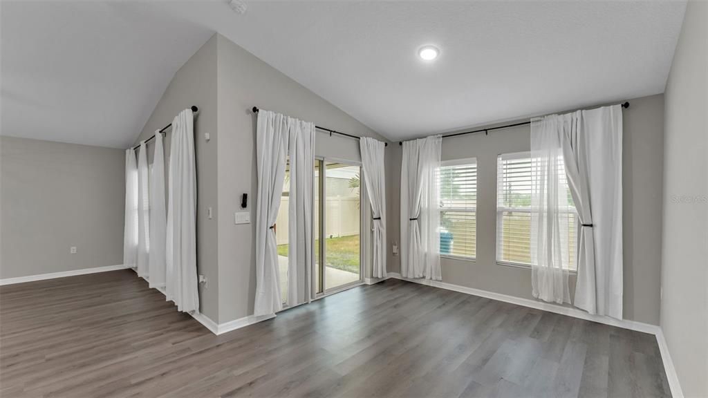 En Venta: $335,000 (4 camas, 2 baños, 1848 Pies cuadrados)