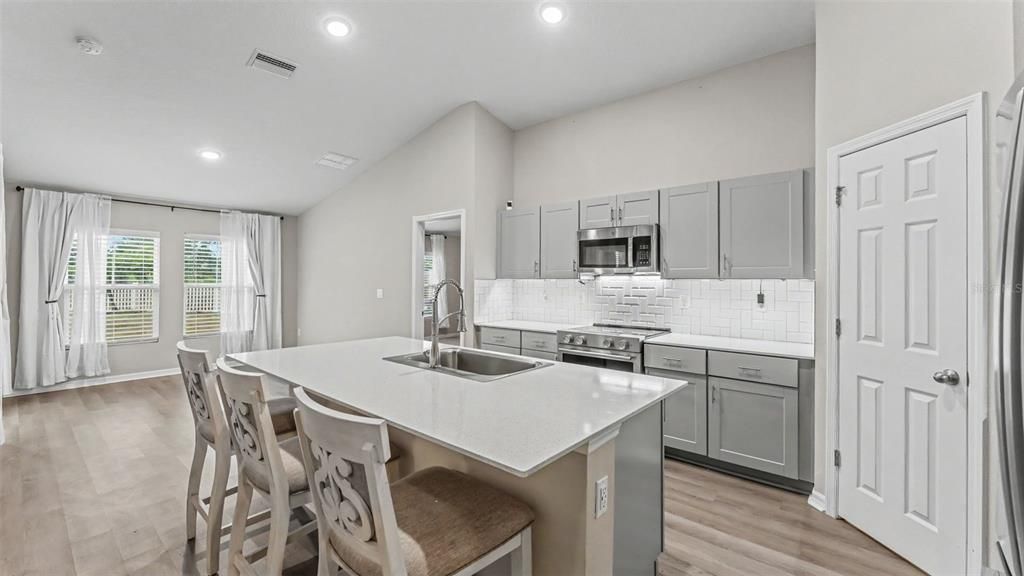 En Venta: $335,000 (4 camas, 2 baños, 1848 Pies cuadrados)