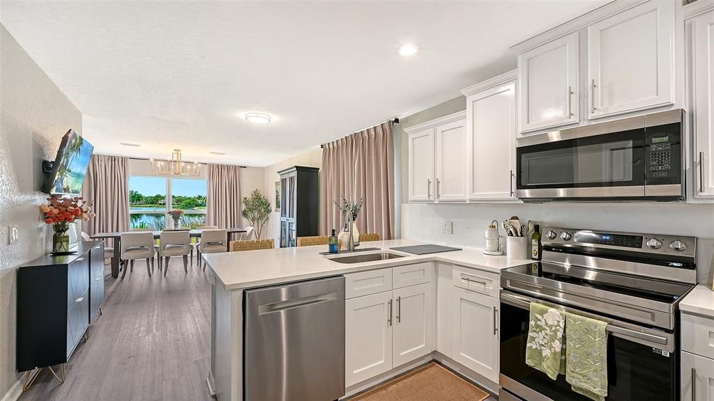 Activo con contrato: $409,990 (4 camas, 2 baños, 2139 Pies cuadrados)