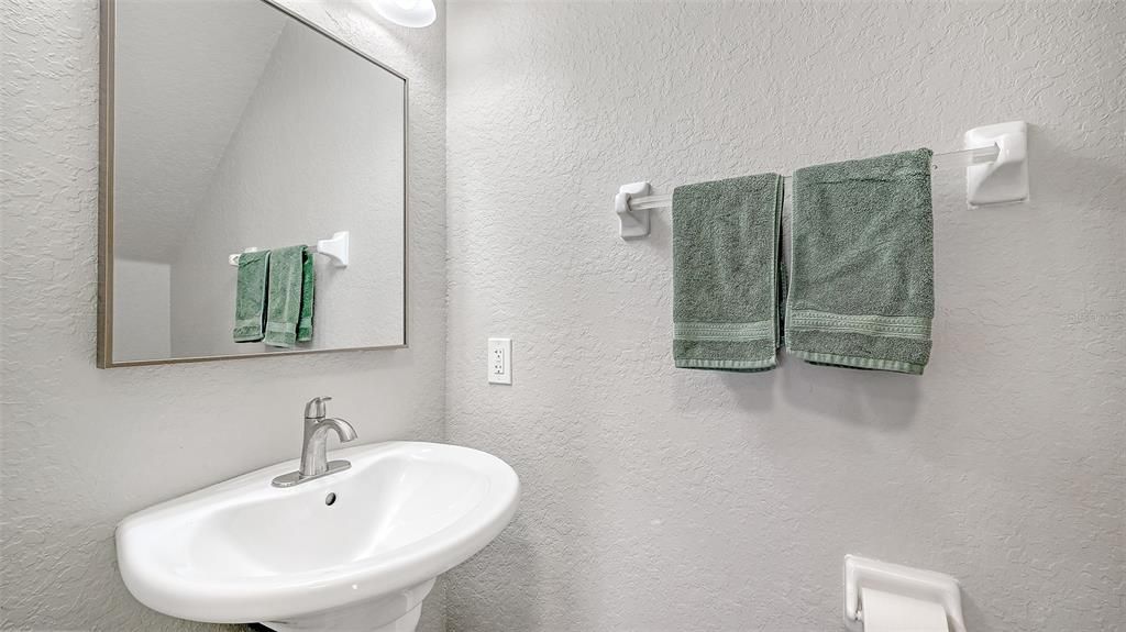 Activo con contrato: $409,990 (4 camas, 2 baños, 2139 Pies cuadrados)