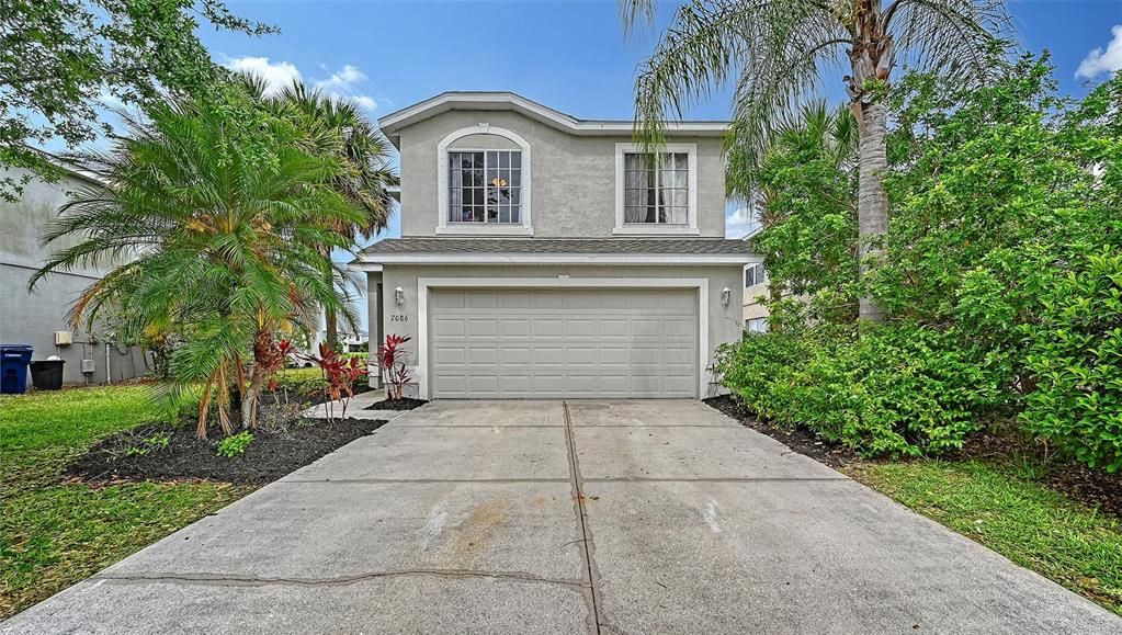 Activo con contrato: $409,990 (4 camas, 2 baños, 2139 Pies cuadrados)