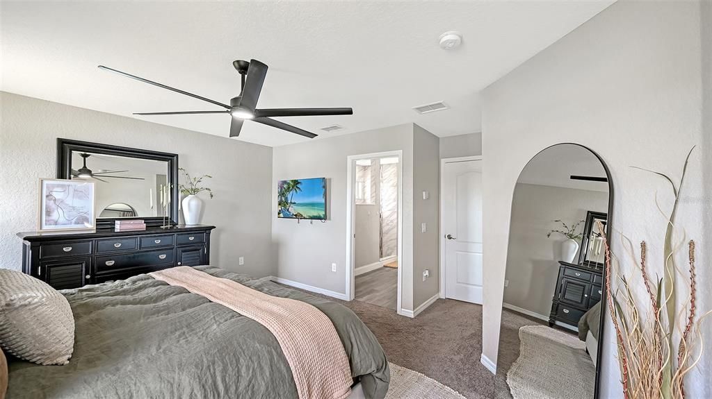 Activo con contrato: $409,990 (4 camas, 2 baños, 2139 Pies cuadrados)