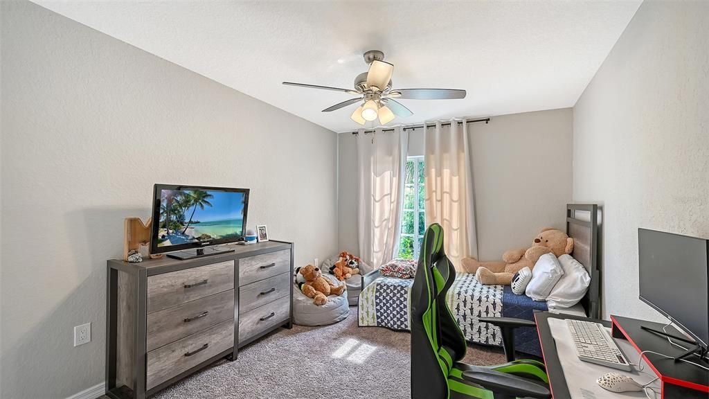 Activo con contrato: $409,990 (4 camas, 2 baños, 2139 Pies cuadrados)
