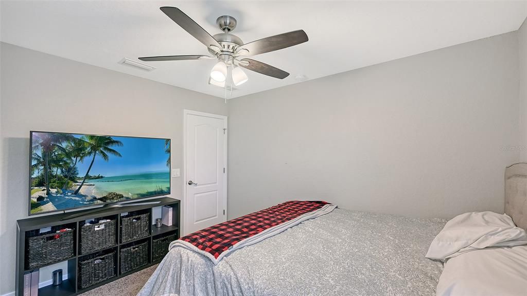 Activo con contrato: $409,990 (4 camas, 2 baños, 2139 Pies cuadrados)