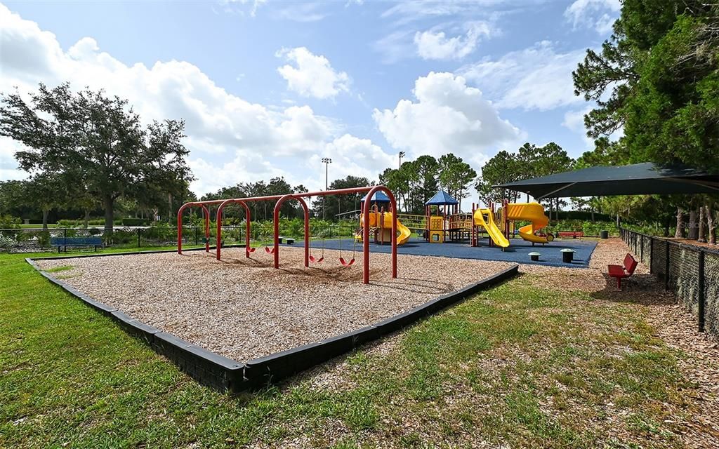 Activo con contrato: $409,990 (4 camas, 2 baños, 2139 Pies cuadrados)