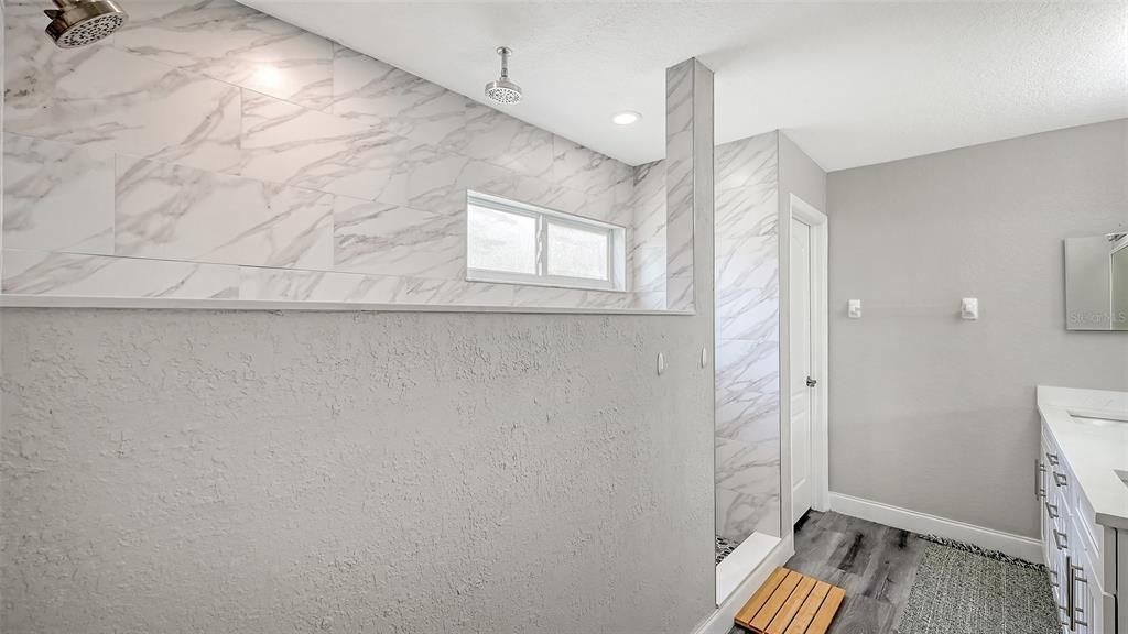 Activo con contrato: $409,990 (4 camas, 2 baños, 2139 Pies cuadrados)