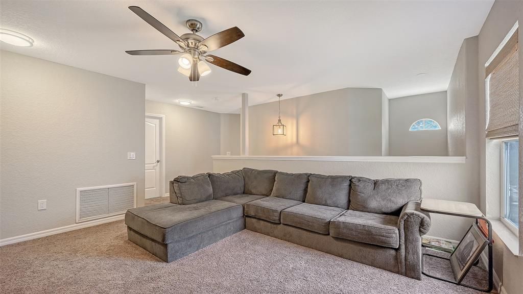 Activo con contrato: $409,990 (4 camas, 2 baños, 2139 Pies cuadrados)