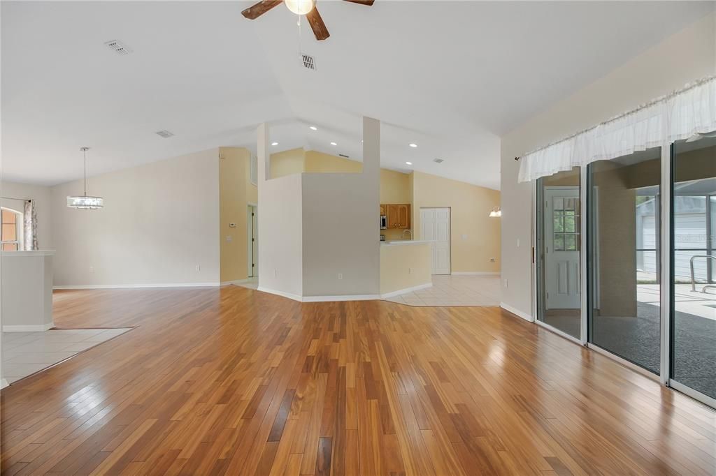 Activo con contrato: $525,000 (3 camas, 2 baños, 2219 Pies cuadrados)