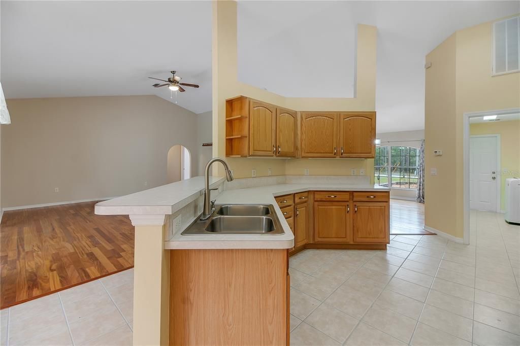 Activo con contrato: $525,000 (3 camas, 2 baños, 2219 Pies cuadrados)