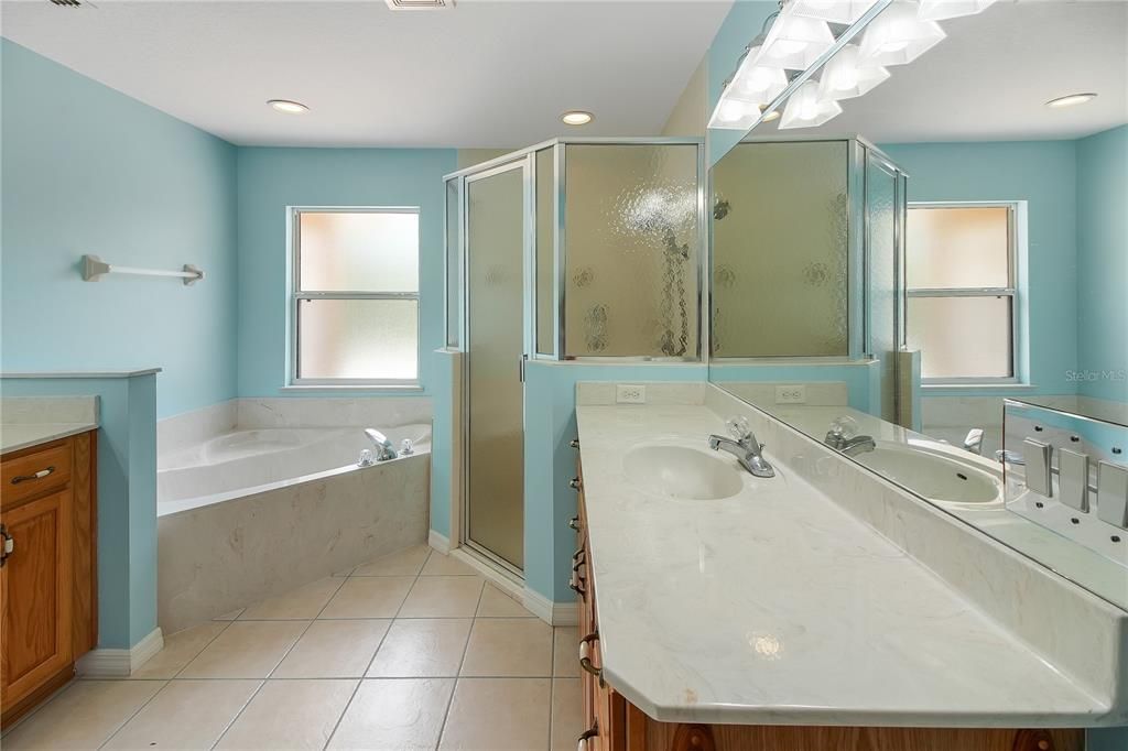 Activo con contrato: $525,000 (3 camas, 2 baños, 2219 Pies cuadrados)