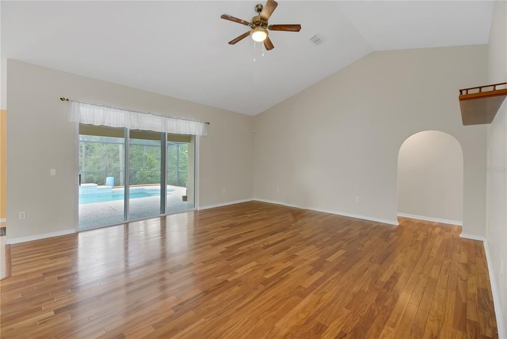 Activo con contrato: $525,000 (3 camas, 2 baños, 2219 Pies cuadrados)