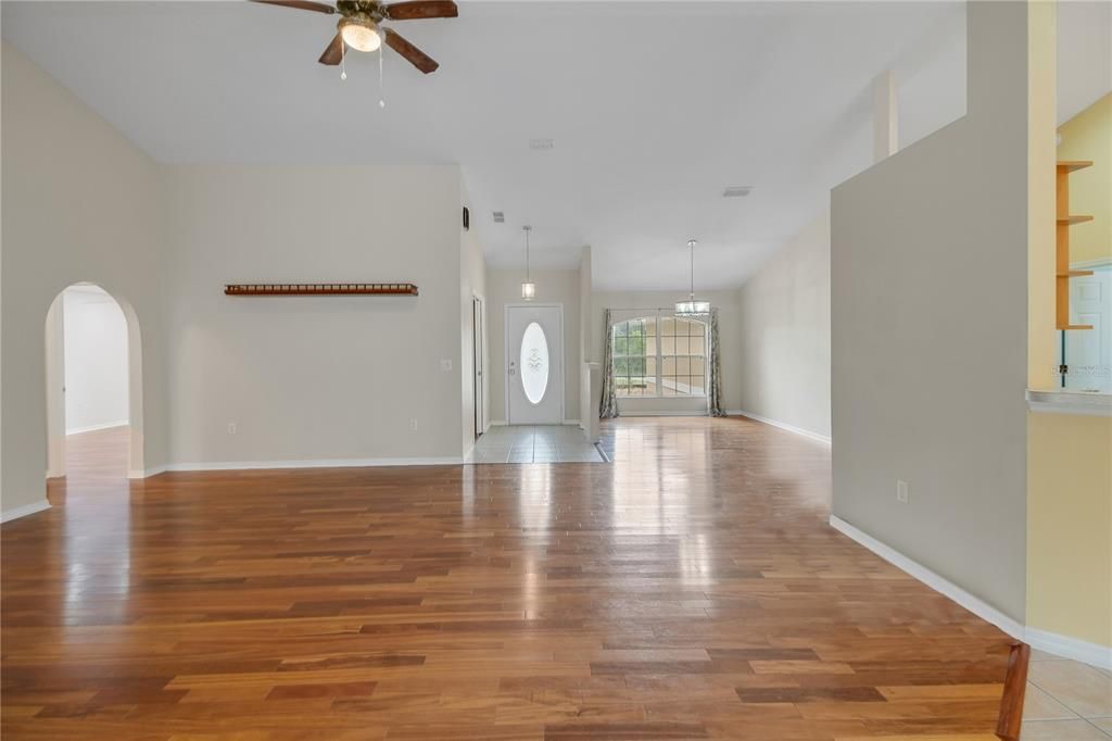 Activo con contrato: $525,000 (3 camas, 2 baños, 2219 Pies cuadrados)