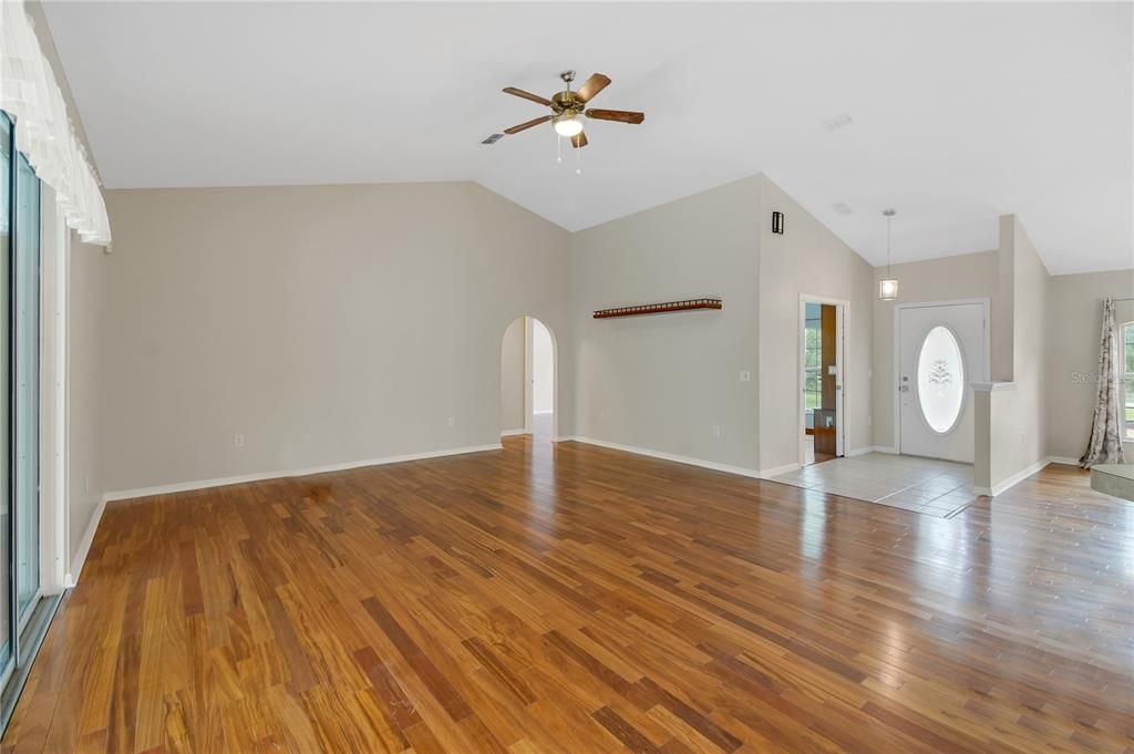 Activo con contrato: $525,000 (3 camas, 2 baños, 2219 Pies cuadrados)