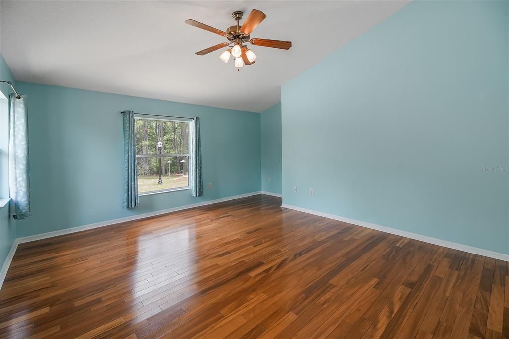 Activo con contrato: $525,000 (3 camas, 2 baños, 2219 Pies cuadrados)