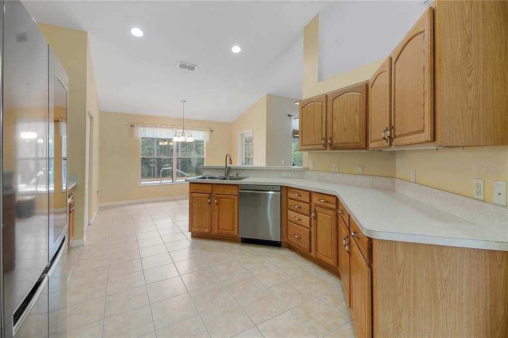 Activo con contrato: $525,000 (3 camas, 2 baños, 2219 Pies cuadrados)