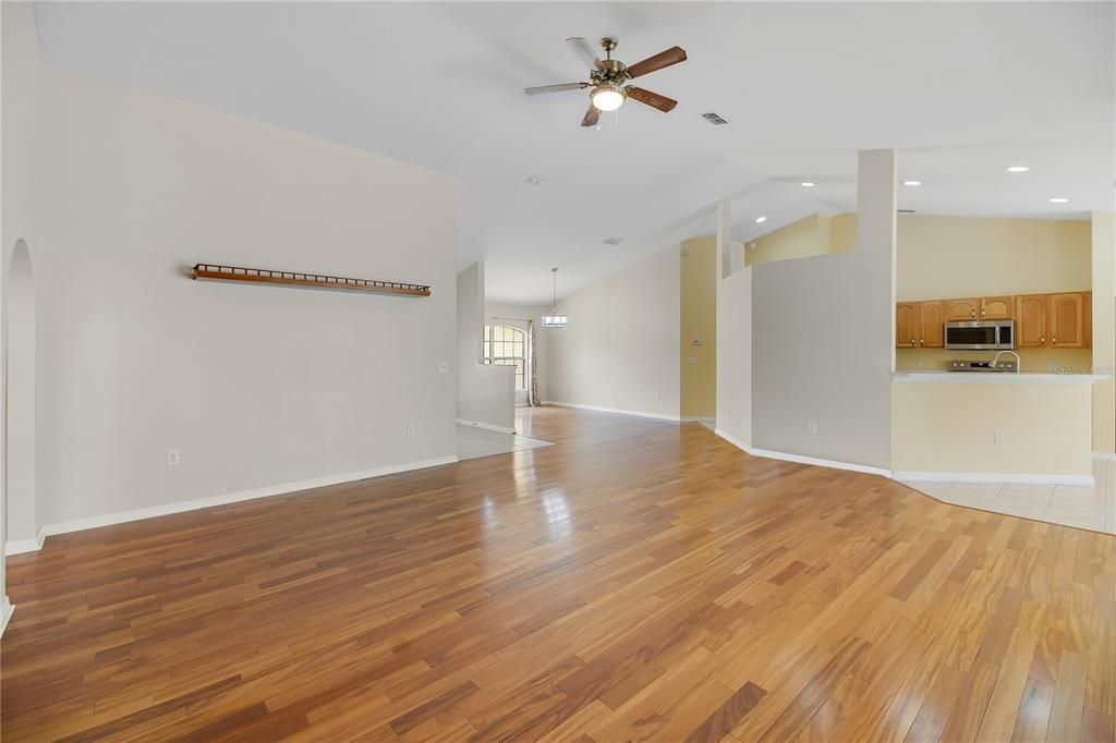 Activo con contrato: $525,000 (3 camas, 2 baños, 2219 Pies cuadrados)