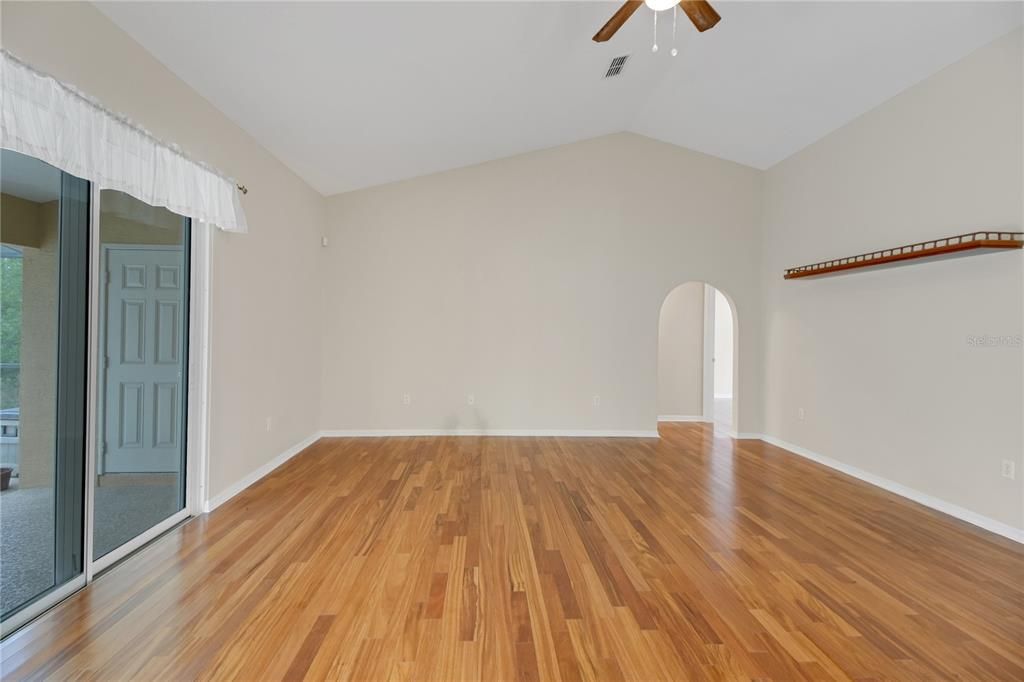 Activo con contrato: $525,000 (3 camas, 2 baños, 2219 Pies cuadrados)