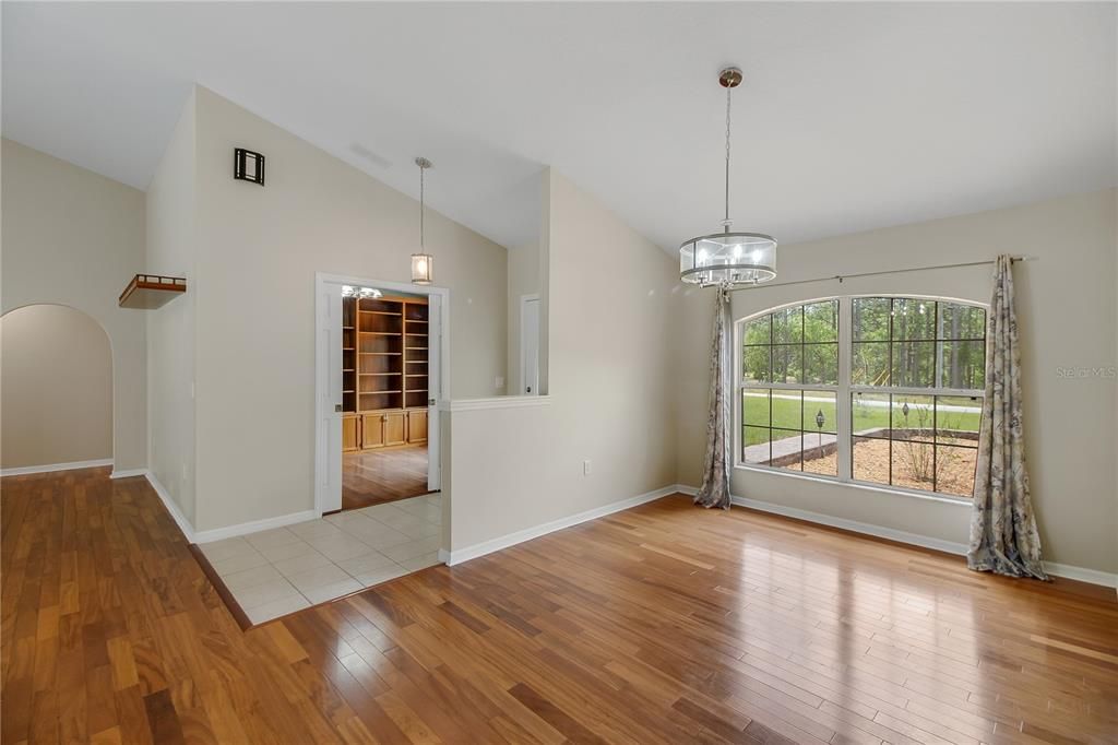 Activo con contrato: $525,000 (3 camas, 2 baños, 2219 Pies cuadrados)
