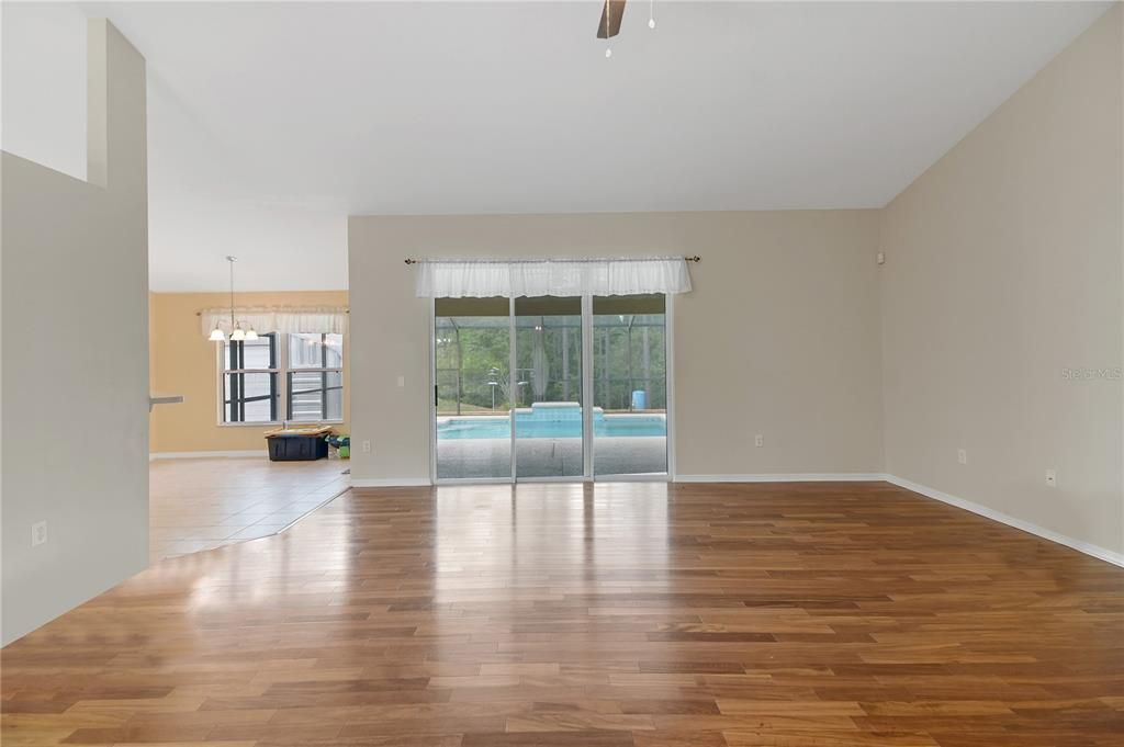 Activo con contrato: $525,000 (3 camas, 2 baños, 2219 Pies cuadrados)