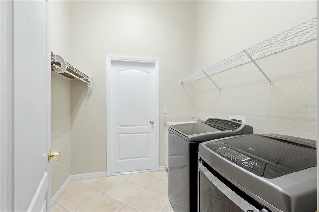 Activo con contrato: $632,500 (3 camas, 3 baños, 2605 Pies cuadrados)
