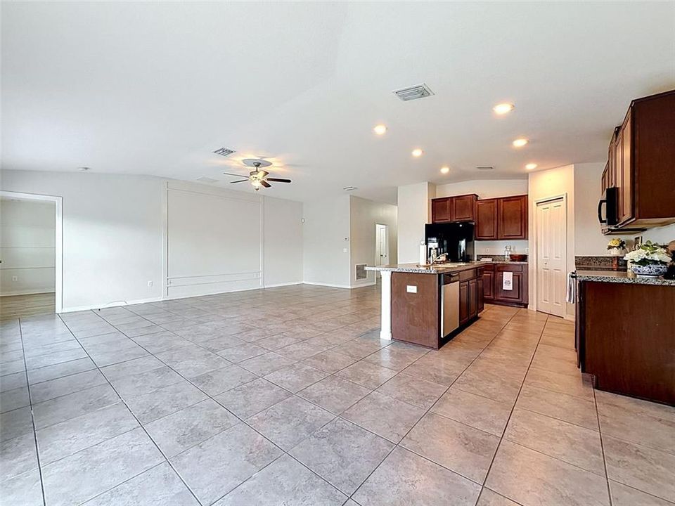 Activo con contrato: $299,900 (4 camas, 2 baños, 1918 Pies cuadrados)
