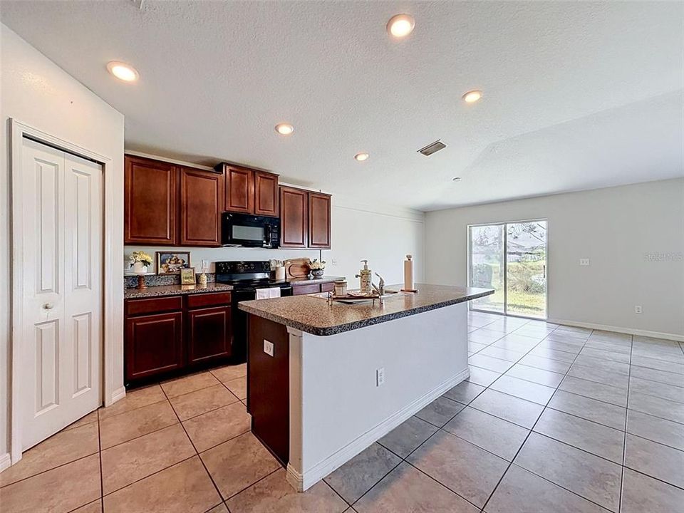 Activo con contrato: $299,900 (4 camas, 2 baños, 1918 Pies cuadrados)