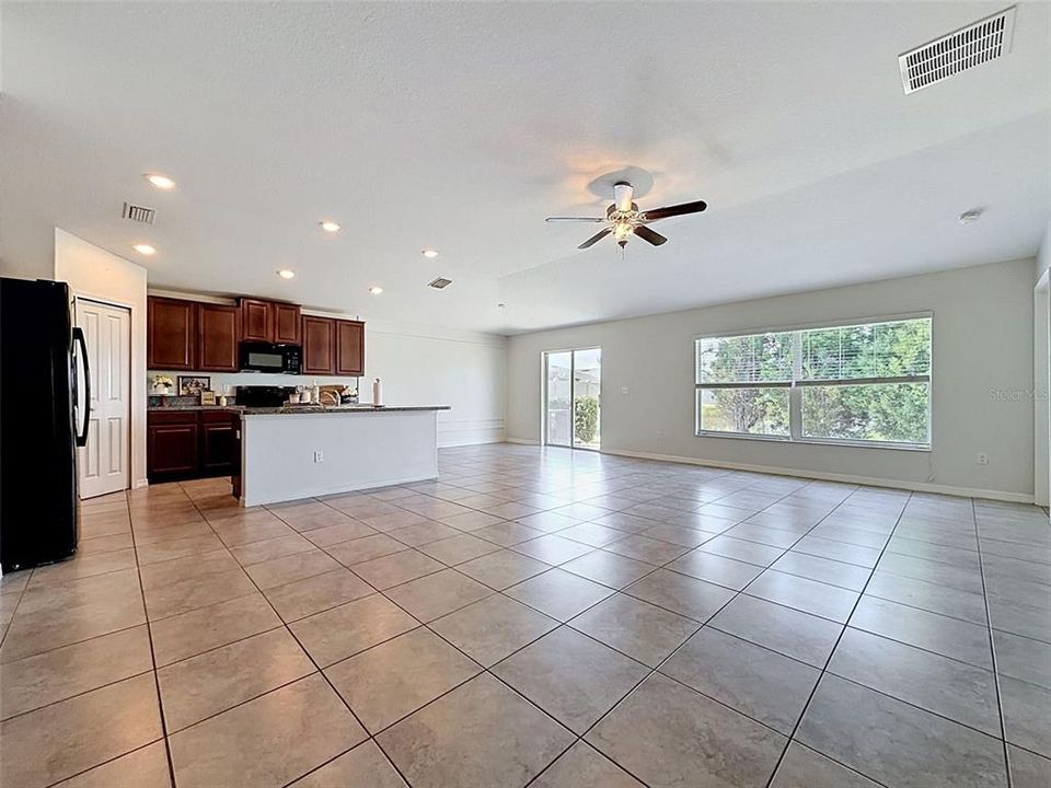Activo con contrato: $299,900 (4 camas, 2 baños, 1918 Pies cuadrados)