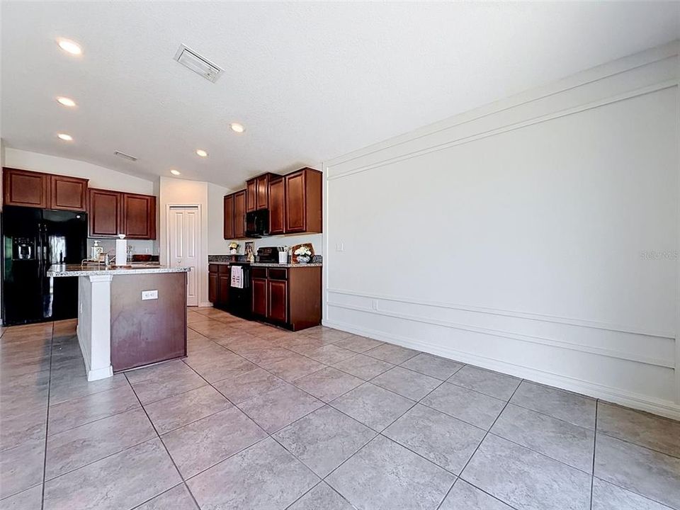 Activo con contrato: $299,900 (4 camas, 2 baños, 1918 Pies cuadrados)