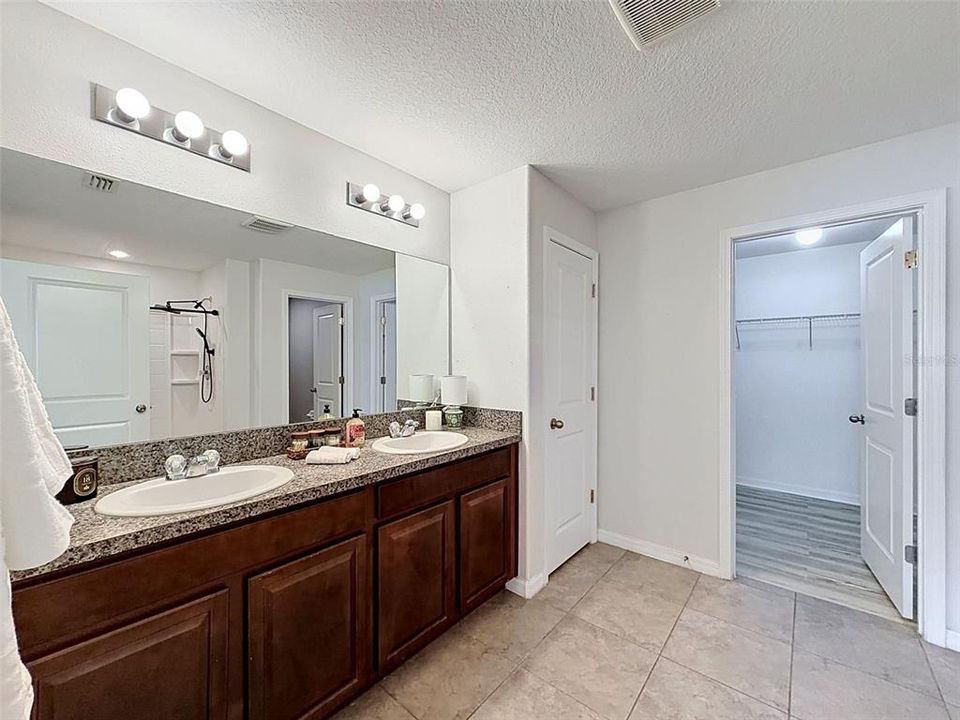 Activo con contrato: $299,900 (4 camas, 2 baños, 1918 Pies cuadrados)