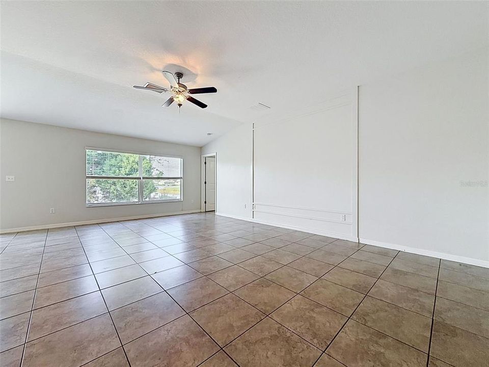 Activo con contrato: $299,900 (4 camas, 2 baños, 1918 Pies cuadrados)