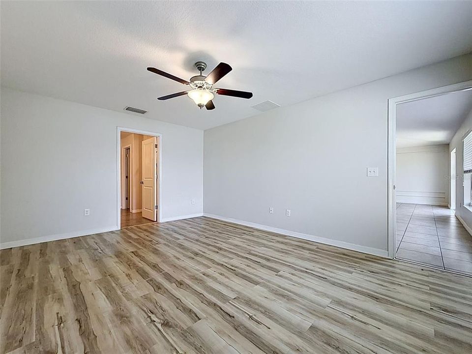 Activo con contrato: $299,900 (4 camas, 2 baños, 1918 Pies cuadrados)